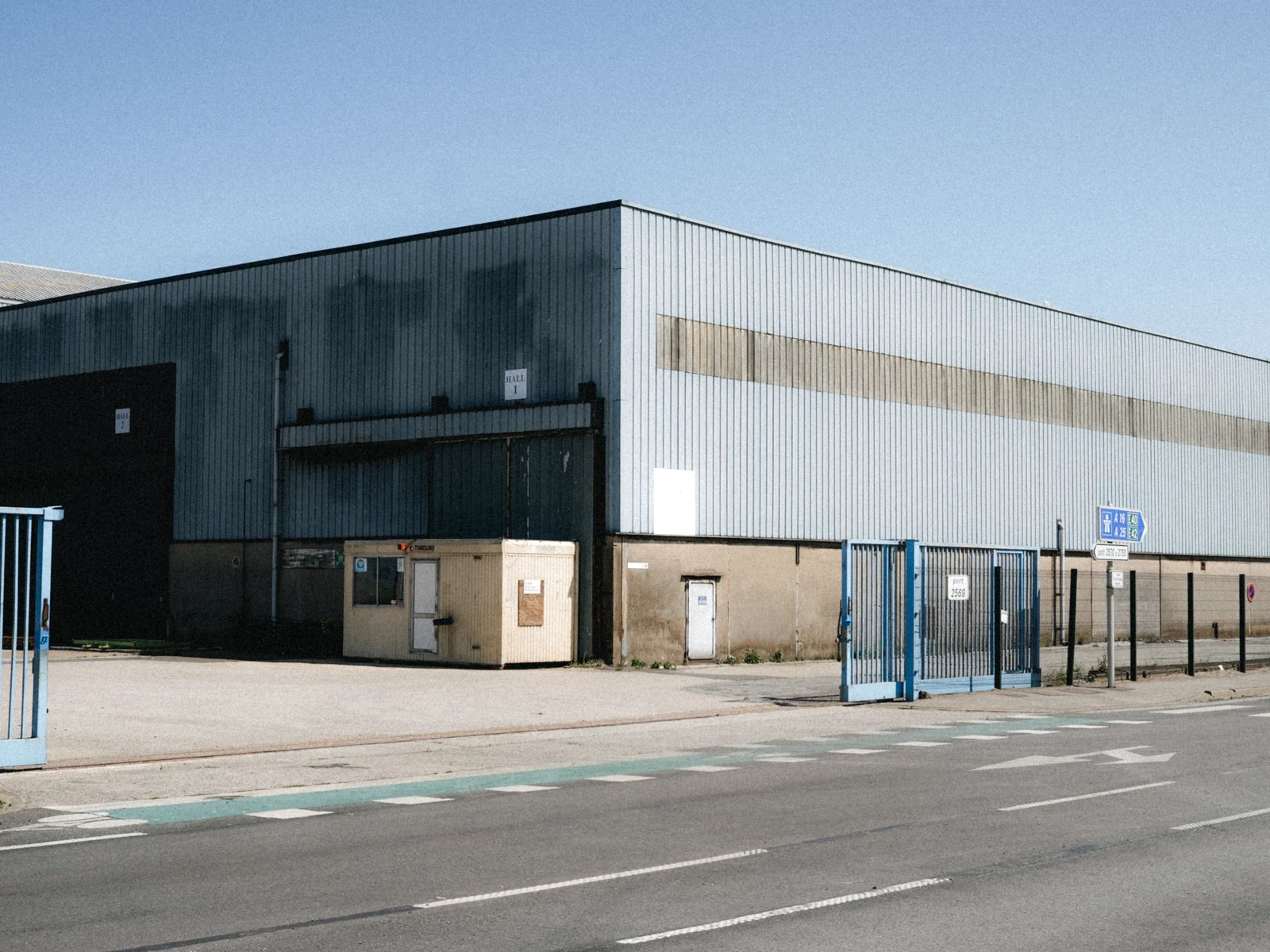 Gewerbehalle mit Vorplatz und Zufahrt